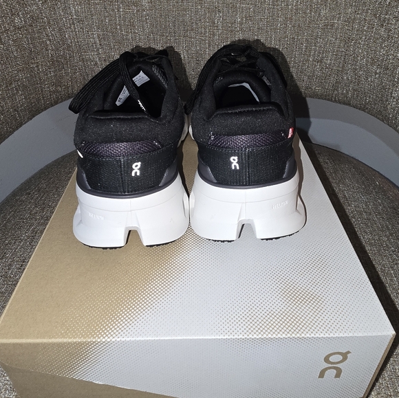 On Cloud cloudrunner 2 sz8.5W women OBO - Picture 5 of 9